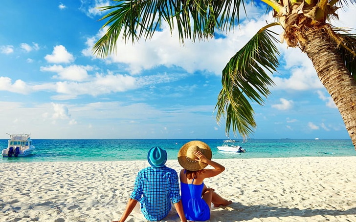 HD-wallpaper-couple-at-maldives-sand-honeymoon-palm-tree-beach-relax